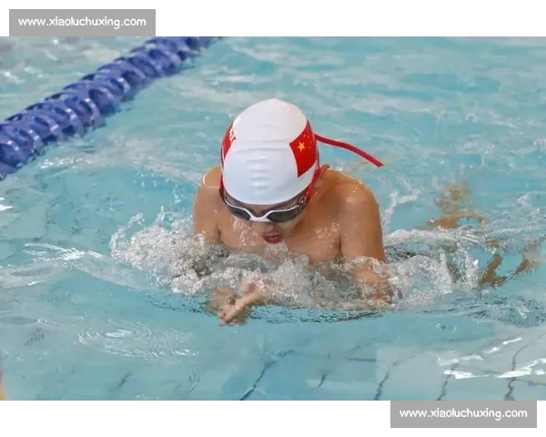 游泳比赛激烈角逐中选手奋力争夺荣耀奖牌瞬间