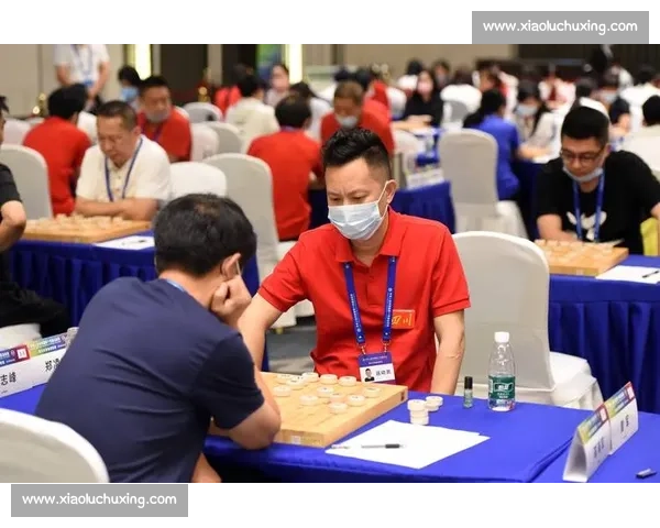 象棋业余比赛精彩纷呈，棋手对决激烈上演智力与策略的巅峰较量